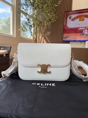 Celine
Triomphe Shoulder Bag Smooth Calfskin Medium